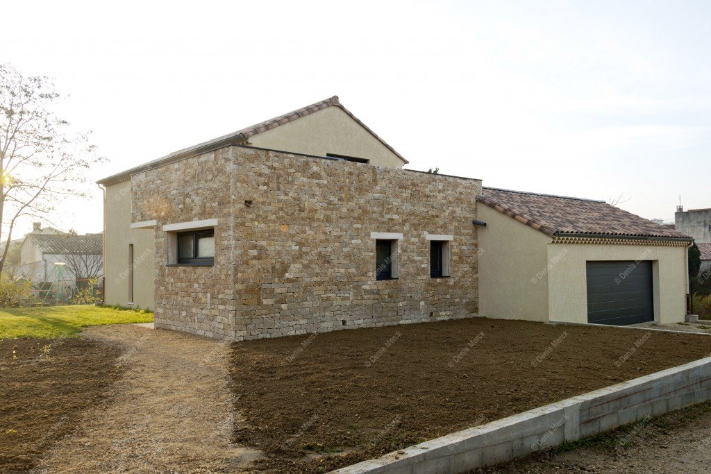 Ardèche : construction d'une maison avec une façade en pierre