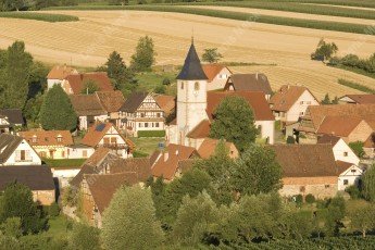 Le village de Cleebourg dans les vignes en Alsace du nord
