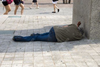 La personne sans abris est couché sur le sol place Kleber de Strasbourg