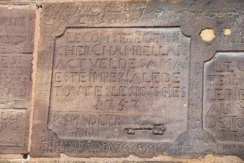 Dédicaces sur une pierre de la cathédrale de Strasbourg
