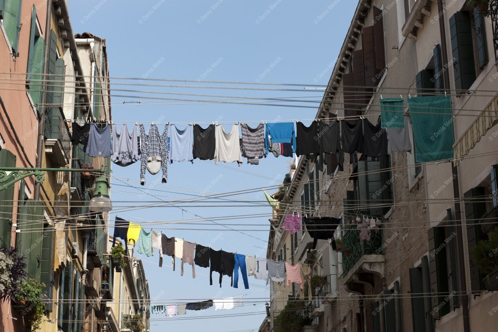 Venise : linge suspendu dans la rue entre les maisons