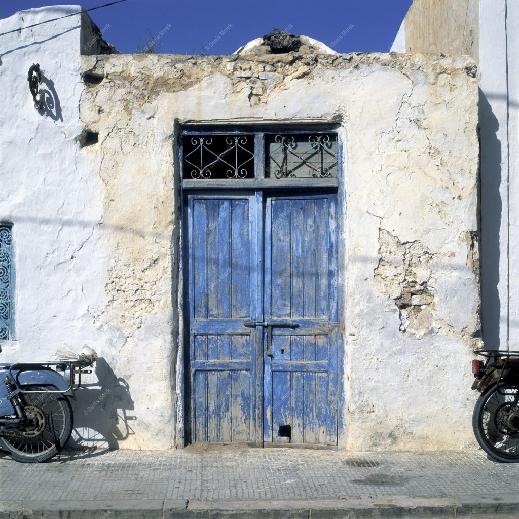 Tunisie porte bleu d'une maison à Djerba