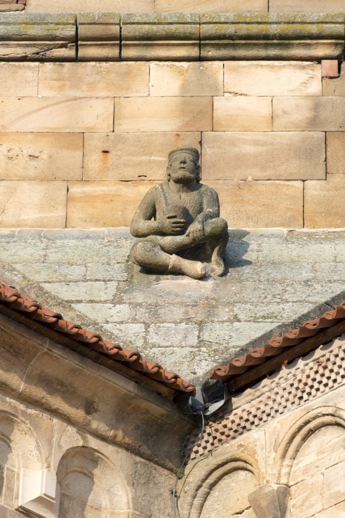 Le mendiant sur le toit de l’église Saints Pierre et Paul à Rosheim