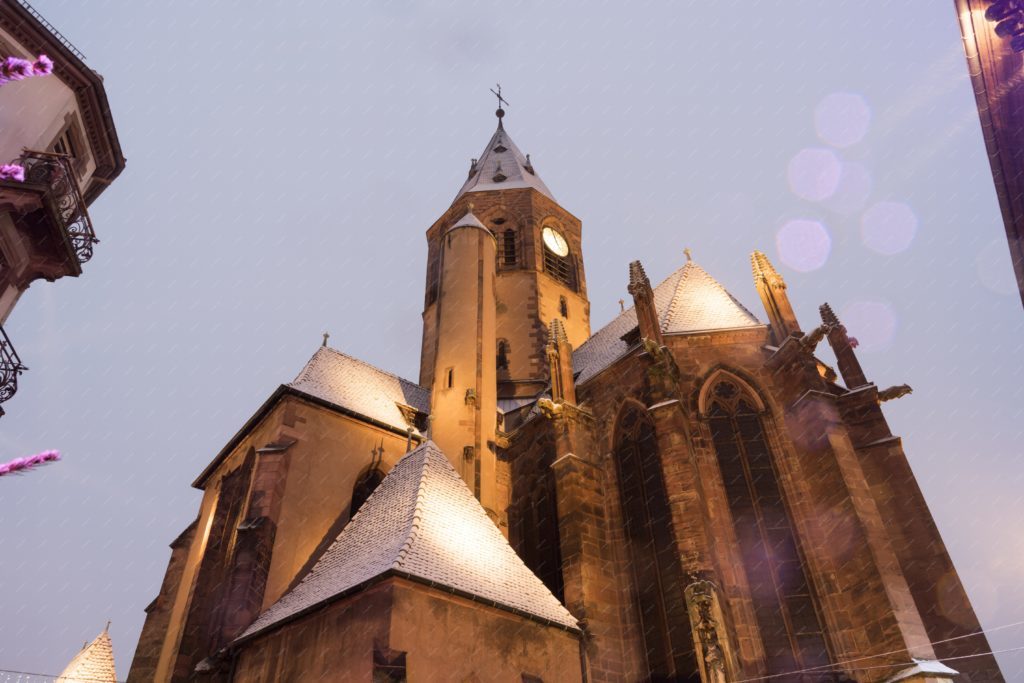 L’église Saint Georges de Haguenau sous la neige à la tombée de la nuit