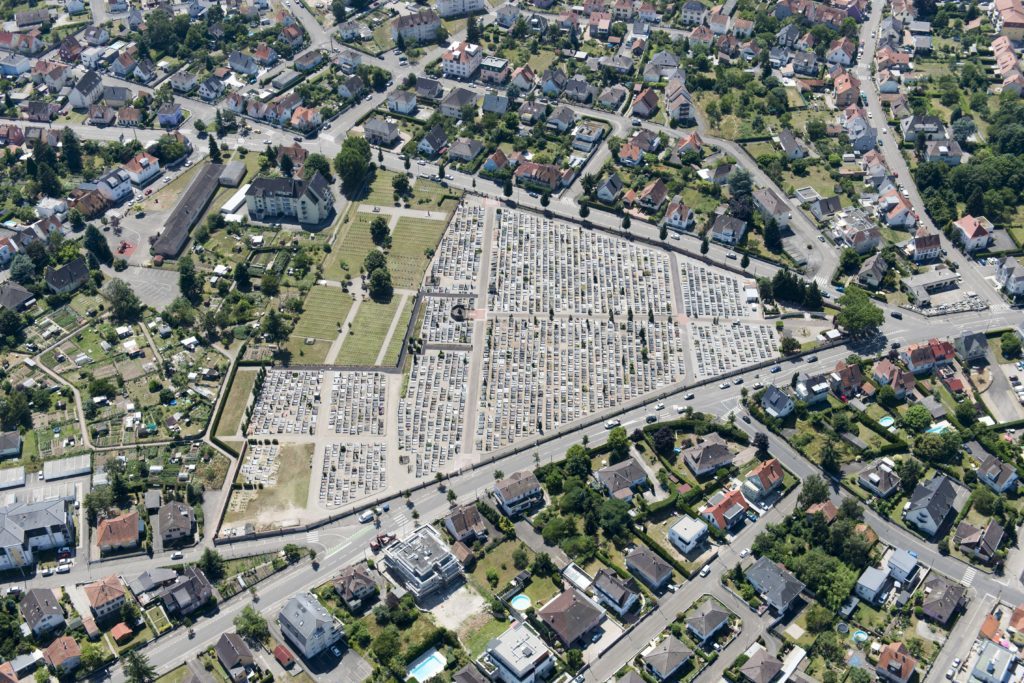 Vue aérienne de Haguenau avec le cimetière