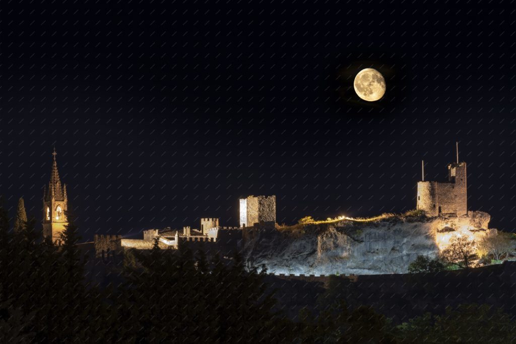 La lune brille sur Aiguèze