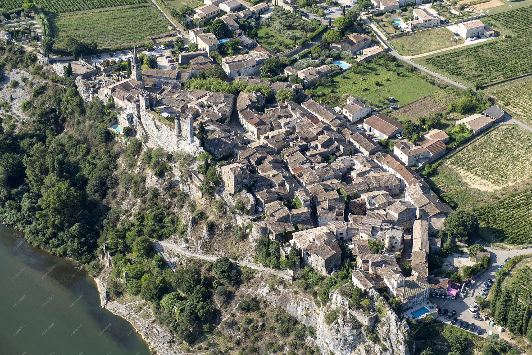 Vue aérienne d’Aiguèze dans les Gorges de l’Ardèche - photo en hélicoptère